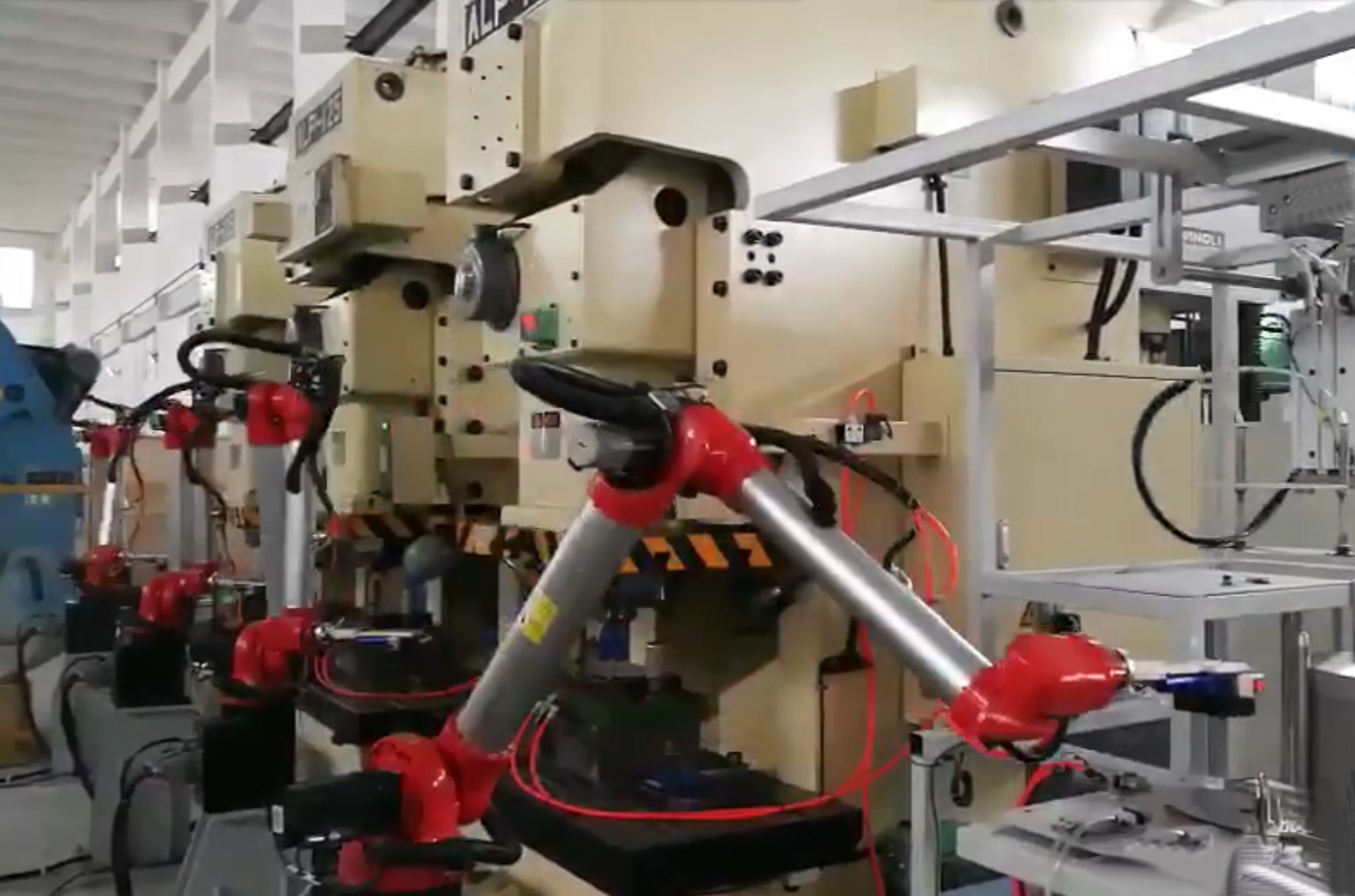 沖壓生產(chǎn)線工業(yè)機(jī)器人